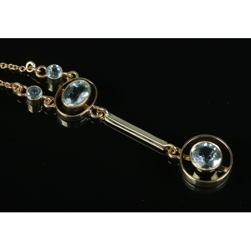 90 - An Edwardian 15ct gold and aquamarine necklace. 5.76g.