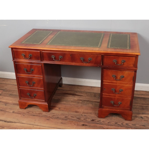 508 - Mahogany twin pedestal desk with green inset leather writing surface.

Hx76cm
Wx122cm
Dx71cm