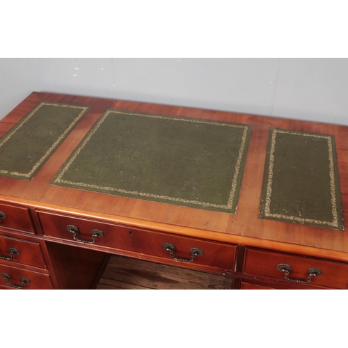 508 - Mahogany twin pedestal desk with green inset leather writing surface.

Hx76cm
Wx122cm
Dx71cm