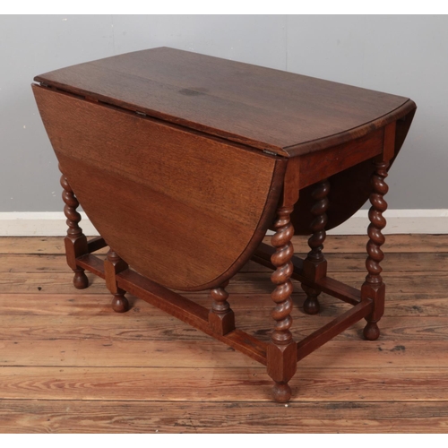 509 - An oak drop leaf table with gate leg base

Hx73cm
Wx107cm
Dx55

Extended 
151x107cm