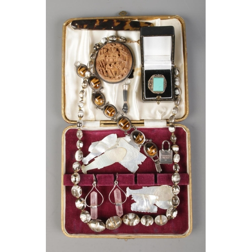 258 - A collection of assorted costume jewellery, to include Chinese silver turquoise ring, carved sandalw... 