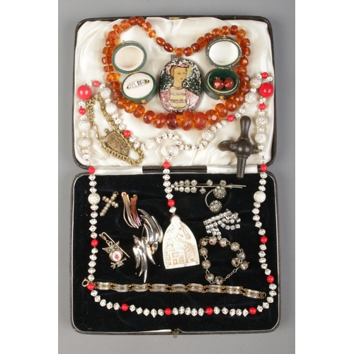 259 - A cutlery tray containing a collection of assorted jewellery. To include faceted amber/copal beads, ... 