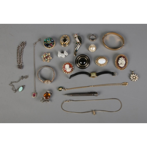 271 - A small collection of costume jewellery to include gold plated bangle, brooches, necklaces, rings, e... 