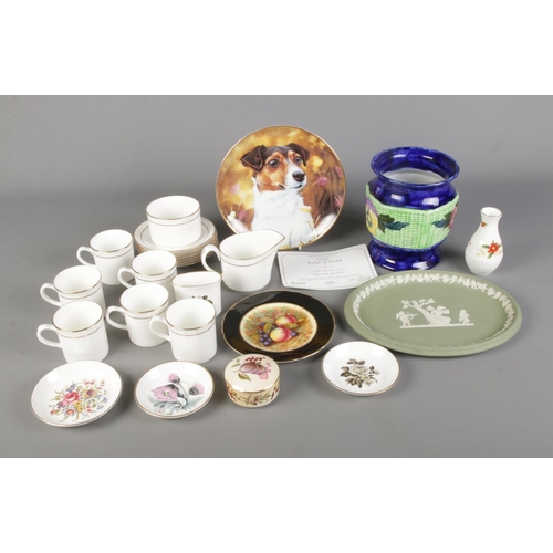 318 - A collection of named ceramics to include Royal Worcester coffee set, Wedgwood plate, Danbury Mint J... 