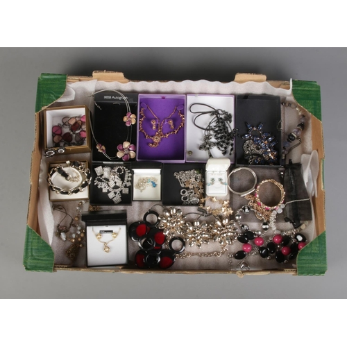 322 - A tray of modern costume jewellery to include Oasis, LK Bennet, jewellery suites, bangles, etc.