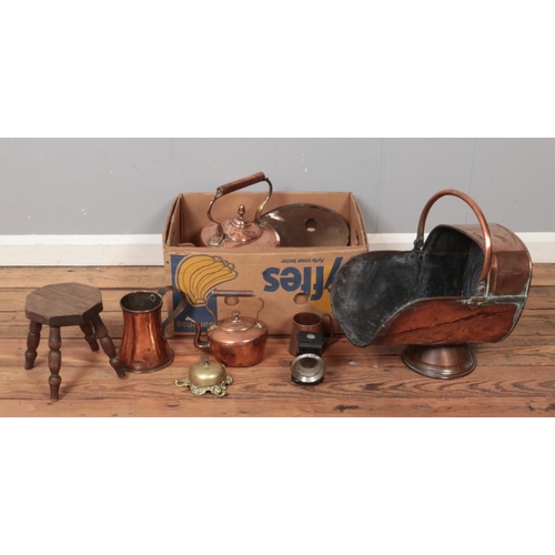 346 - A box of mainly brass and copperwares. To include coal bucket, large kettle, brass bell and bicycle ... 