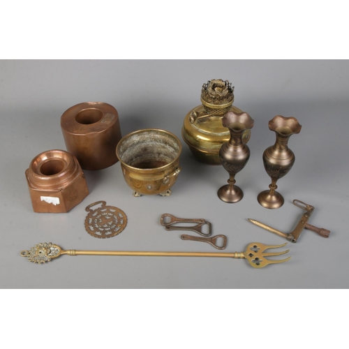 350 - A small quantity of metal wares to include two copper moulds, horse brasses, decorative vases, etc.