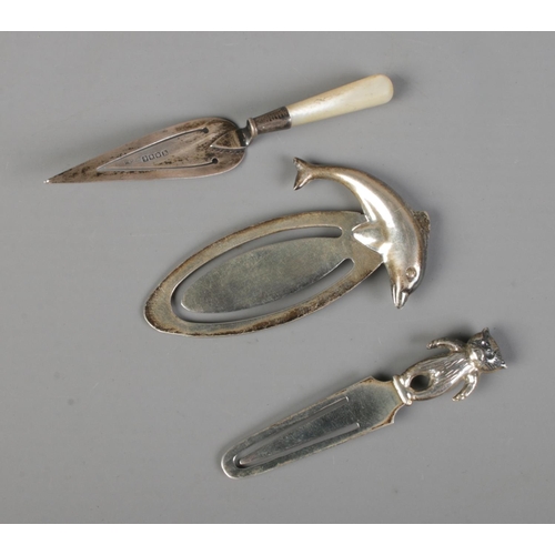 401 - Three silver bookmarks to include dolphin, bear and mother of pearl handled examples. Total weight 1... 