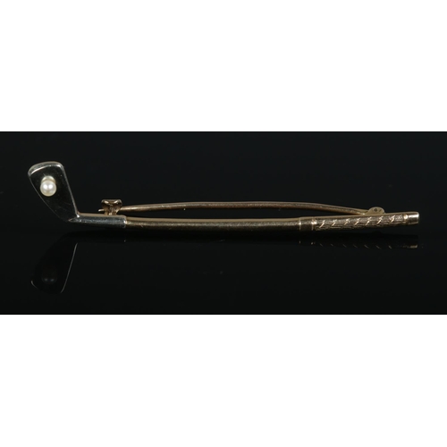 420 - A 9ct Gold and pearl golf club and ball bar brooch, by Cropp and Farr. Total weight: 2.9g