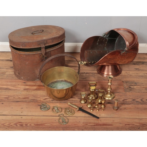 333 - A quantity of metalwares to include large copper coal scuttle, brass jam pan, brass weights, brass c... 