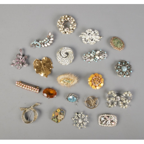 442 - A quantity of twenty vintage costume jewellery brooches