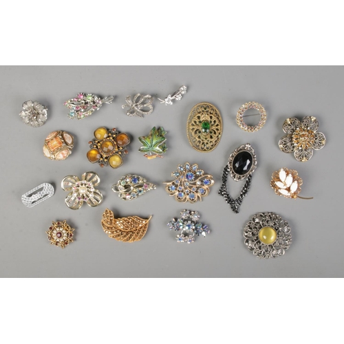 443 - A quantity of twenty vintage costume jewellery brooches.