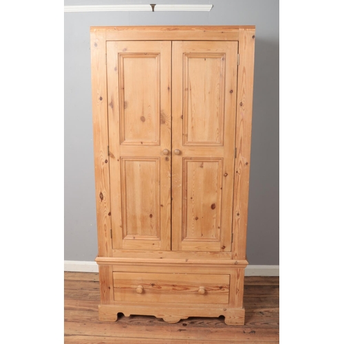 443 - A two door over one draw pine wardrobe.

Hx193cm
Wx101cm
Dx55cm