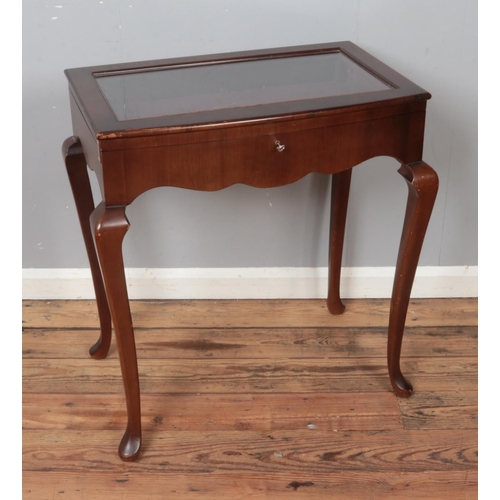 462 - A modern bijouterie style display table 

Hx77
Wx72
Dx43