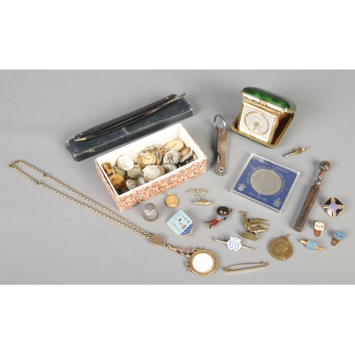 116 - A small quantity of collectables. Includes cut throat razor, cuff links, railway buttons, Art Deco t... 