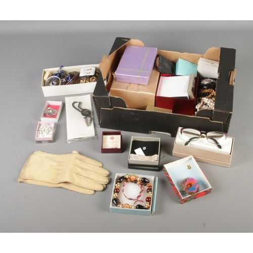 181 - A box of assorted costume jewellery and accessories to include both modern and vintage. Examples inc... 