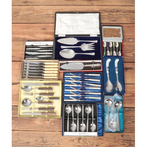 207 - A box of cased silver plated flatware, to include Walker and Hall cake slice, and coffee spoons.