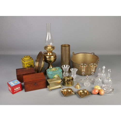 212 - A quantity of mixed collectibles including various brass items such as ashtrays, shell case, jam pan... 