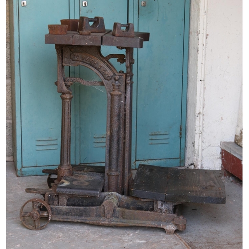 284 - A set of W&T Avery sack weighing scales (3 CWT), with a small quantity of weights.