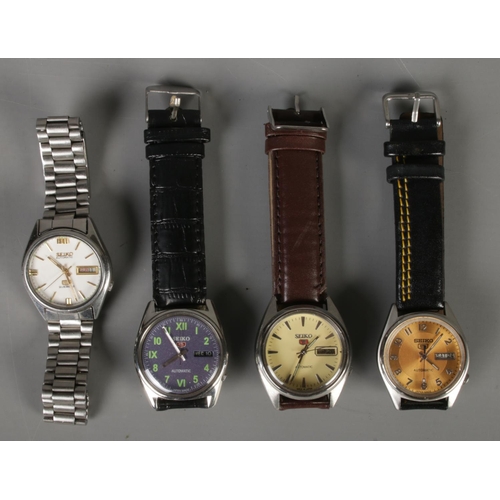 324 - Four gentleman's stainless steel Seiko 5 automatic wristwatches.