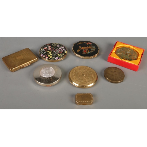 72 - A quantity of compacts. Includes Stratton, Versace, etc.