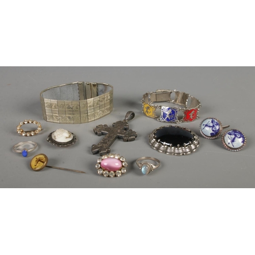 346 - A collection of jewellery, to include a pair of delft cufflinks, silver and moonstone ring, silver b... 