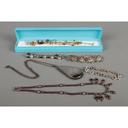 347 - A quantity of silver and white metal jewellery, to include pendant necklace, boxed polished stone br... 