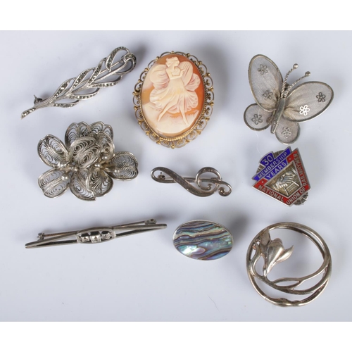 355 - A quantity of silver and white metal brooches. Includes cameo, filigree, butterfly example, etc.