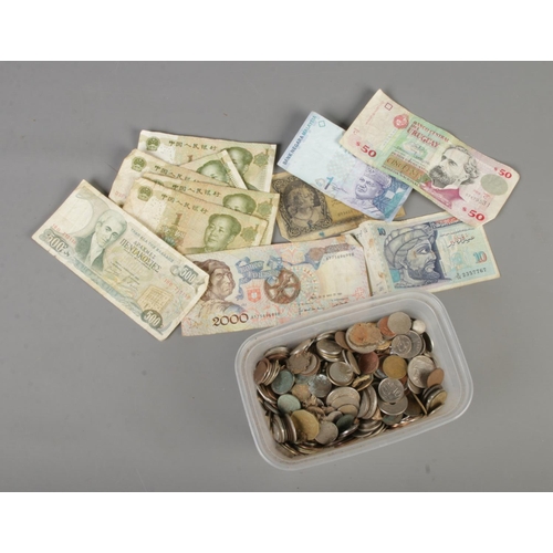 85 - A quantity of mixed coins and bank notes from around the world.