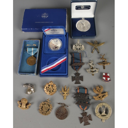 87 - A quantity of badges and medals. Includes RAF, For Zeal For Christ crosses, etc.