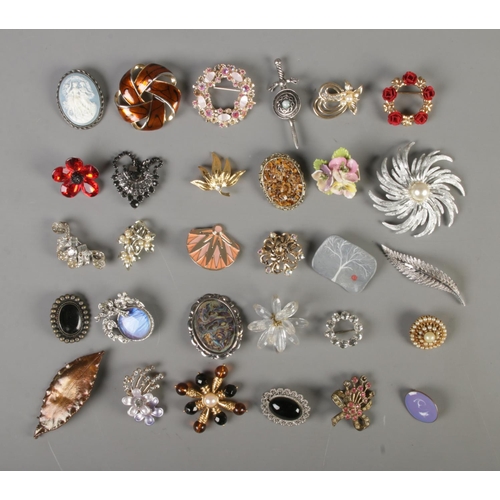 89 - A collection of 30 costume jewellery brooches.