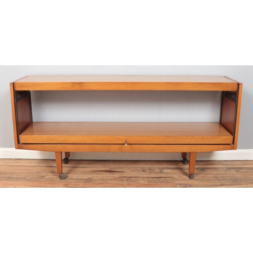 421 - A Formica metamorphic sideboard/table. Raised on casters. Height: 74cm, Width: 159cm, Depth (as a si... 