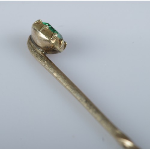 330 - A Gold and Emerald stick pin, with part twisted stem. 47mm long. Size of stone 3mm. Total weight: 0.... 