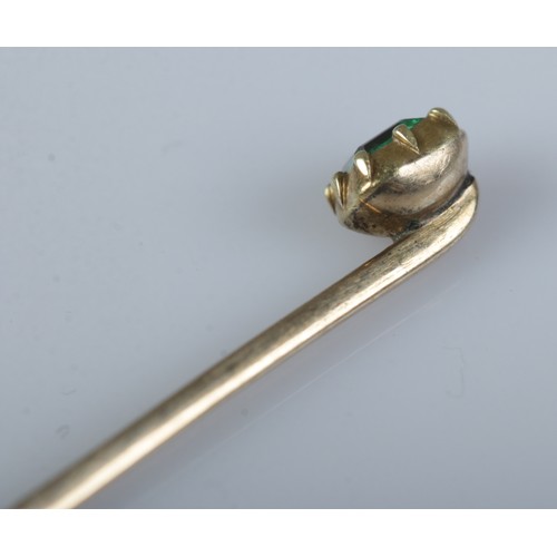 330 - A Gold and Emerald stick pin, with part twisted stem. 47mm long. Size of stone 3mm. Total weight: 0.... 