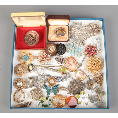 34 - A tray containing a large quantity of costume jewellery brooches, including paste set examples.