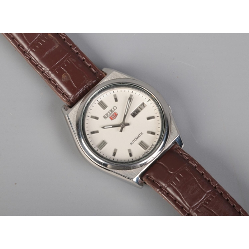 356 - A men's Seiko 5 automatic wristwatch with day date display.