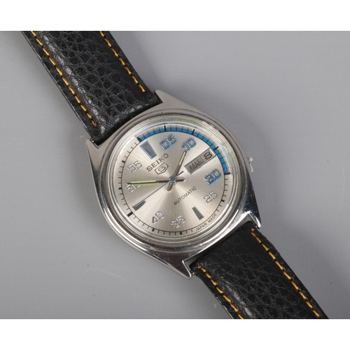 357 - A men's Seiko 5 automatic wristwatch with day date display.