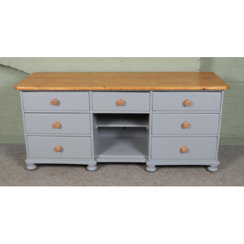 390 - A large pine grey painted sideboard.

Hx82cm
Wx183cm
Dx64cm