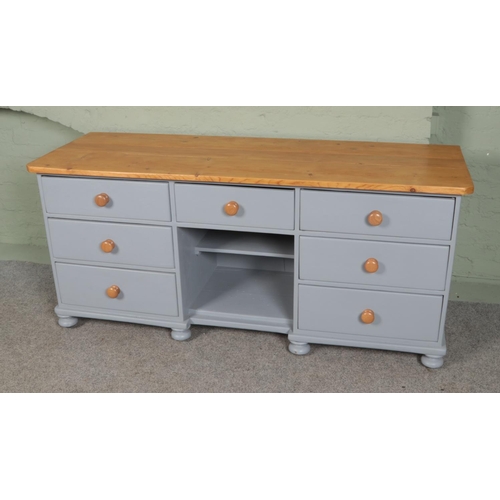 390 - A large pine grey painted sideboard.

Hx82cm
Wx183cm
Dx64cm