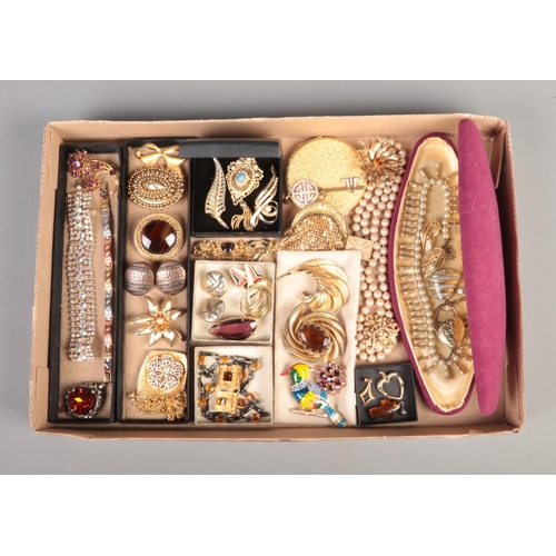 121 - A tray containing a collection of costume jewellery, with vintage examples. Clip on earrings, large ... 