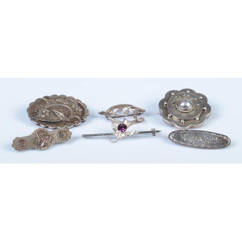 319 - Six silver and white metal brooches, to include Victorian, Sweetheart and Isle of Man examples. Tota... 