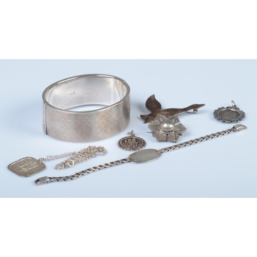 322 - A collection of silver and white metal jewellery, to include hinged silver bangle (Birmingham, 1954,... 