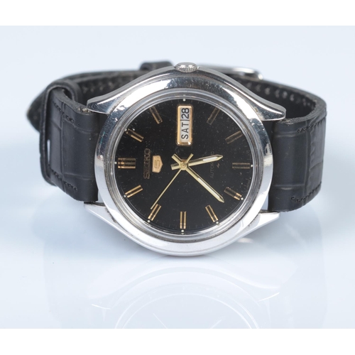 331 - A men's Seiko 5 automatic wristwatch featuring day date display and leather strap.