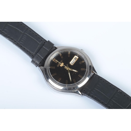 331 - A men's Seiko 5 automatic wristwatch featuring day date display and leather strap.