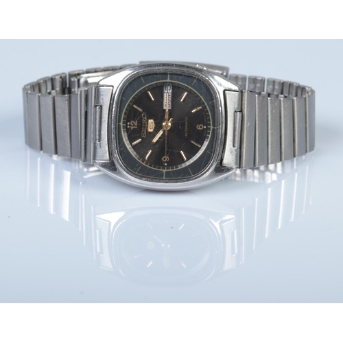 332 - A men's Seiko 5 automatic wristwatch featuring day date display and stainless steel strap.