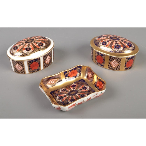 352 - A Royal Crown Derby 1128 imari pattern trinket dish with two trinket boxes of the same pattern.

Tri... 