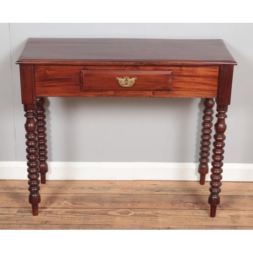 368 - A mahogany bobbin leg side table with singular draw.

Hx75cm
Wx90cm
Dx39cm