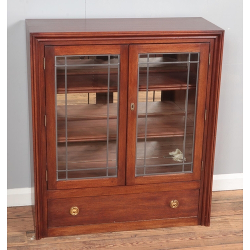 371 - A mahogany glass front bookcase with mirror back.

Hx100cm
Wx88cm
Dx35cm