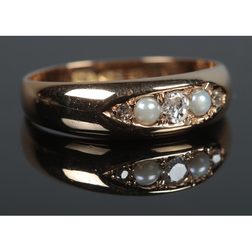 367 - A Victorian 18ct Gold five stone Pearl and Diamond ring. Size M. Total weight: 3.3g