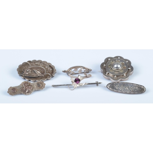 370 - Six silver and white metal brooches, to include Victorian, Sweetheart and Isle of Man examples. Tota... 